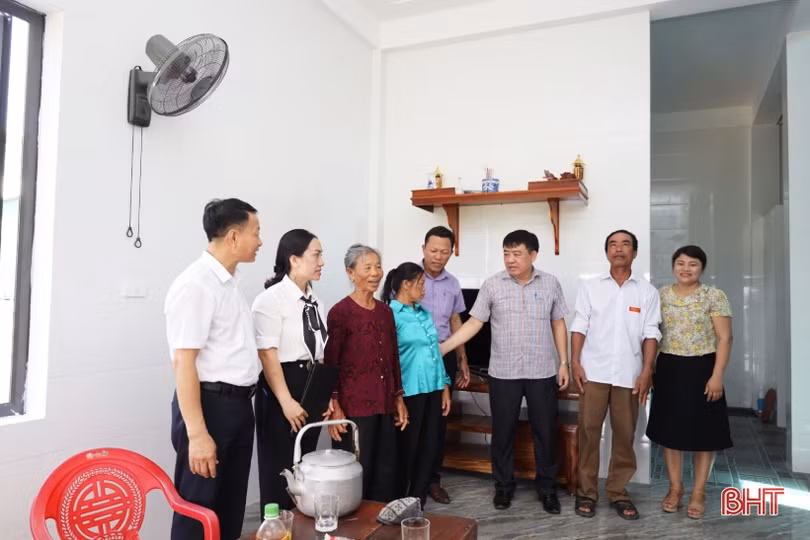 Khởi công và bàn giao nhà ở cho gia đình hoàn cảnh đặc biệt khó khăn 