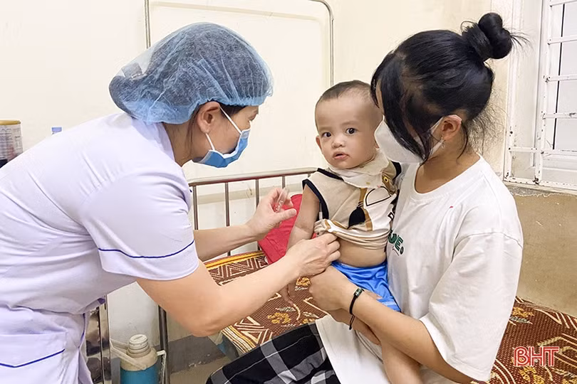 Hà Tĩnh bắt đầu xuất hiện bệnh tay chân miệng ở trẻ, cha mẹ cần làm gì?