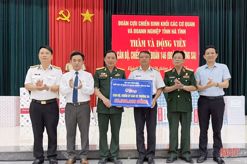 Đoàn Cựu Chiến binh Khối CCQ&DN tỉnh Hà Tĩnh tặng quà cán bộ, chiến sỹ Trường Sa