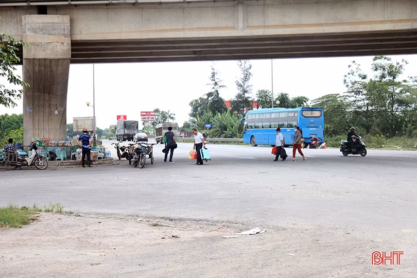 Xử lý việc chiếm dụng gầm cầu vượt tuyến tránh TP Hà Tĩnh làm nơi kinh doanh, khó hay dễ?!
