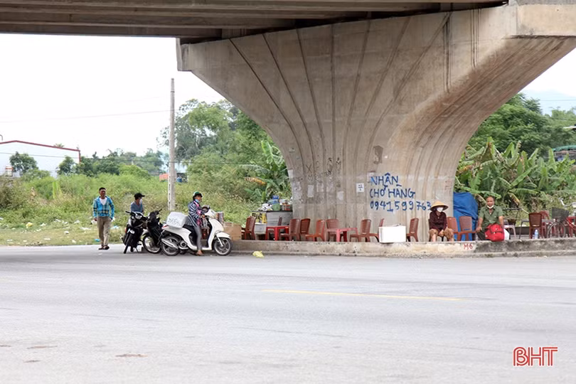 Xử lý việc chiếm dụng gầm cầu vượt tuyến tránh TP Hà Tĩnh làm nơi kinh doanh, khó hay dễ?!