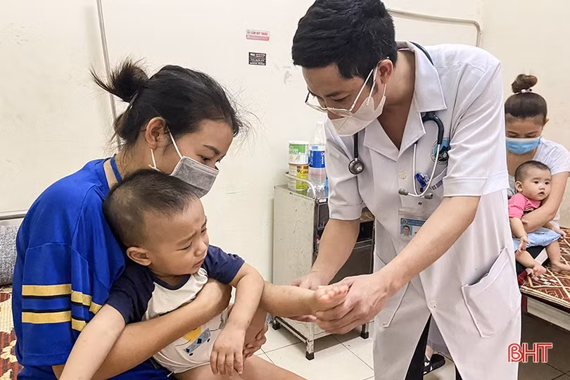 Hà Tĩnh bắt đầu xuất hiện bệnh tay chân miệng ở trẻ, cha mẹ cần làm gì?