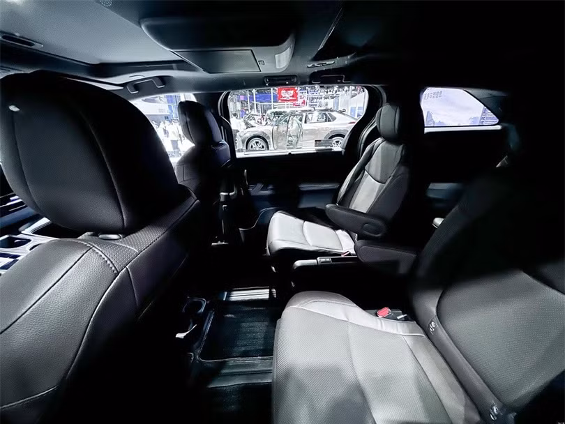 Toyota Granvia 2022 trình làng, cạnh tranh cùng Kia Carnival