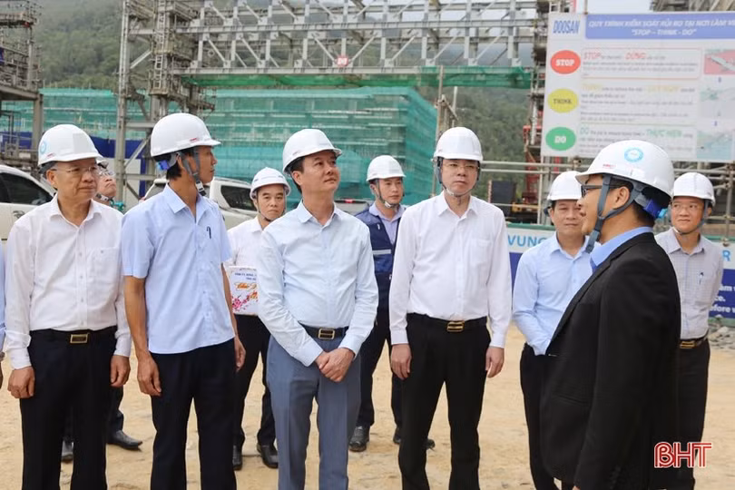 Các đồng chí lãnh đạo UBND tỉnh động viên sản xuất đầu năm