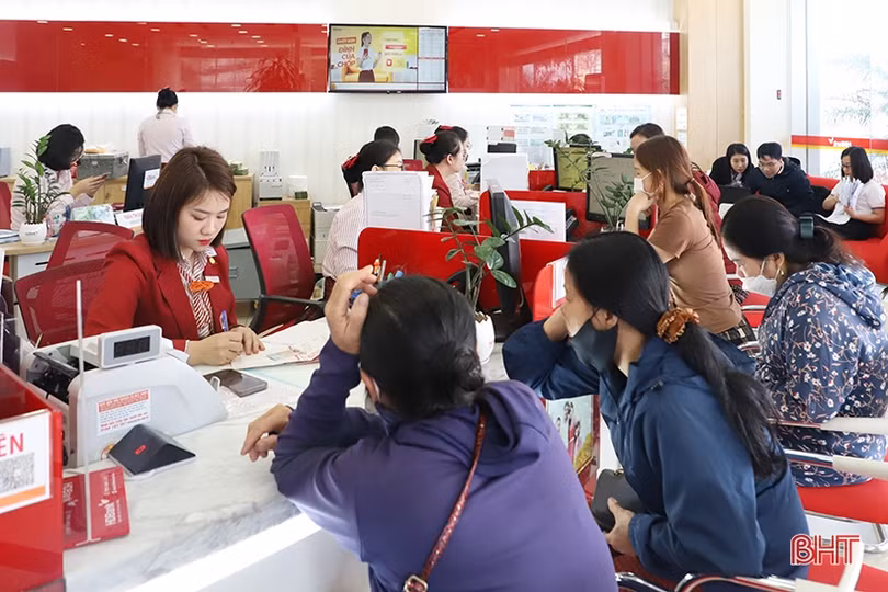 Ngân hàng khai xuân may mắn, lì xì khách đầu năm