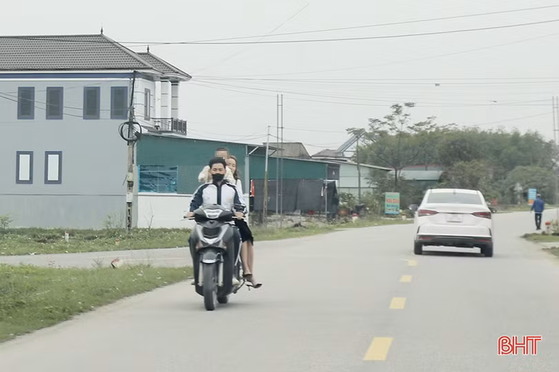 Vô tư “kẹp ba”, đầu trần điều khiển xe máy du xuân