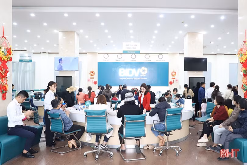 Ngân hàng khai xuân may mắn, lì xì khách đầu năm
