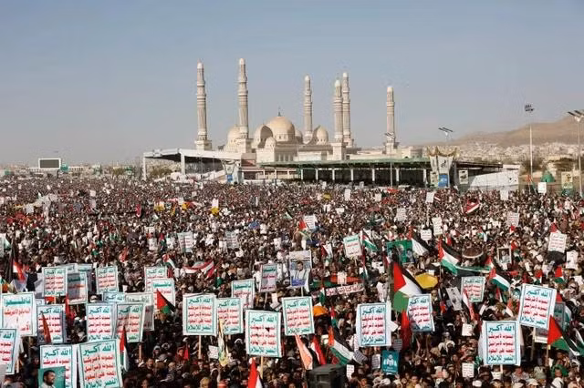 Houthi xác nhận tấn công tàu Mỹ