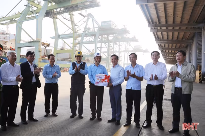 Các đồng chí lãnh đạo UBND tỉnh động viên sản xuất đầu năm