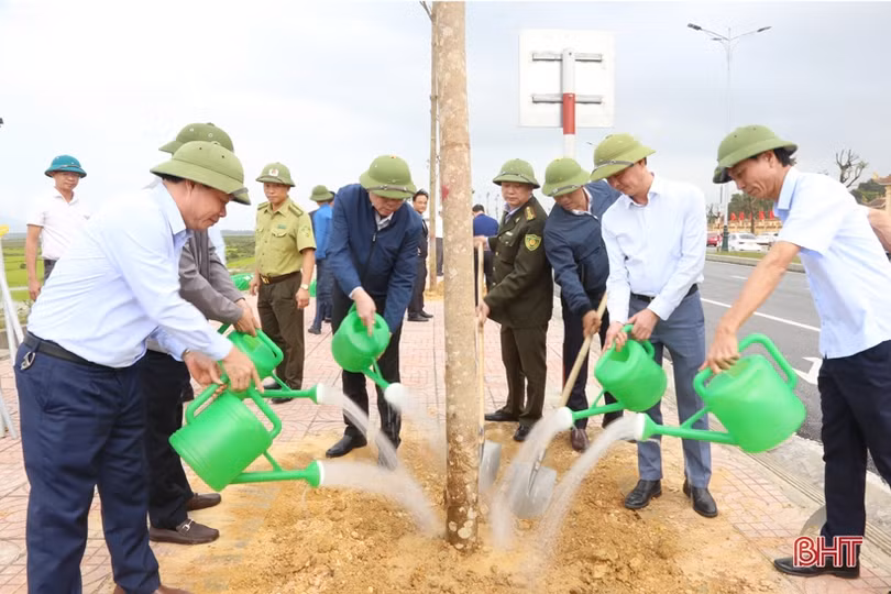Các đồng chí lãnh đạo UBND tỉnh động viên sản xuất đầu năm