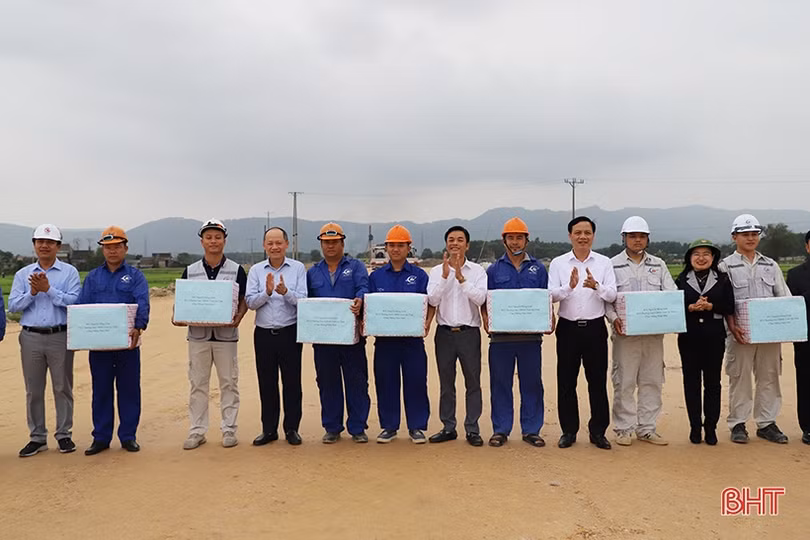 Các đồng chí lãnh đạo UBND tỉnh động viên sản xuất đầu năm
