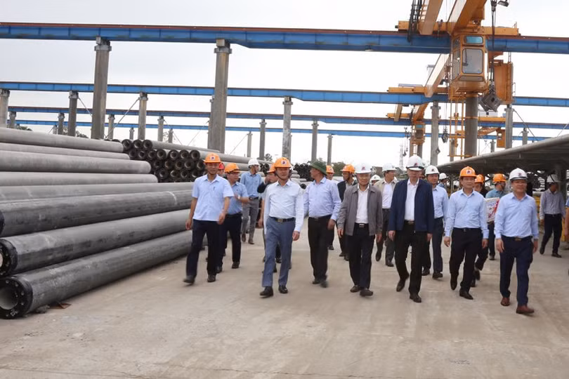 Các đồng chí lãnh đạo UBND tỉnh động viên sản xuất đầu năm