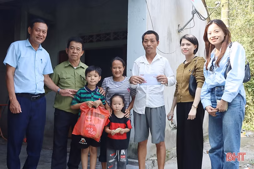 Công ty Hoàng Long trao hơn 30 triệu đồng quà tết ở Cẩm Xuyên