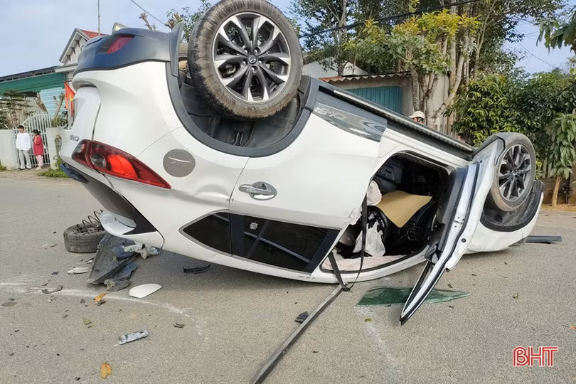 Mazda CX-5 mất lái, “phơi bụng” giữa đường ở Hương Khê