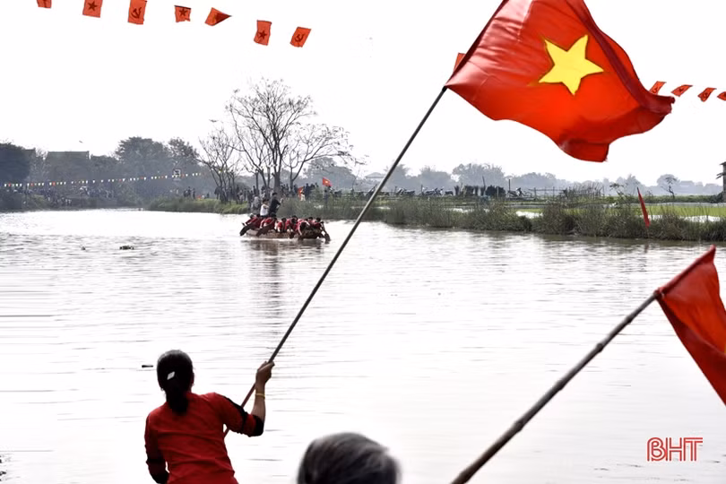 Tưng bừng lễ hội đua thuyền trên sông Minh