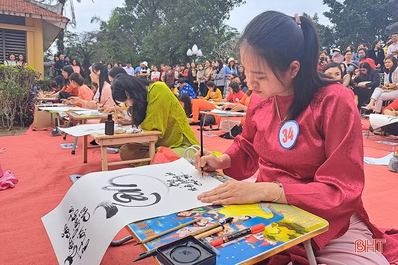 Thi viết thư pháp trên quê hương Đại thi hào Nguyễn Du