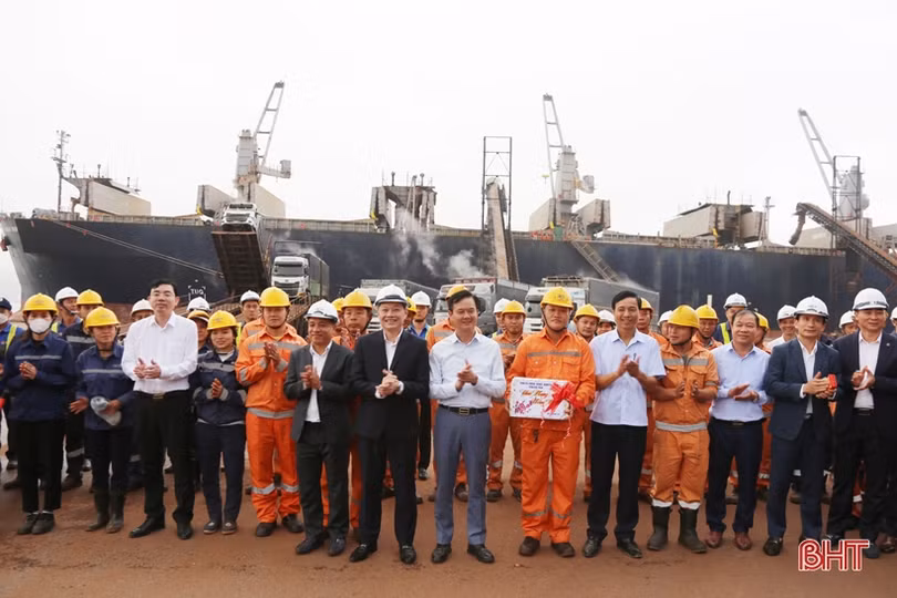 Các đồng chí lãnh đạo UBND tỉnh động viên sản xuất đầu năm