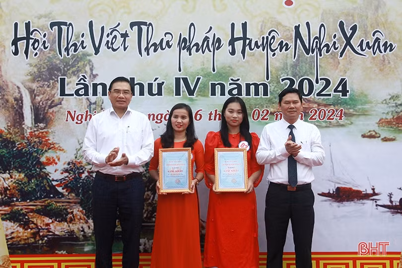 Thi viết thư pháp trên quê hương Đại thi hào Nguyễn Du