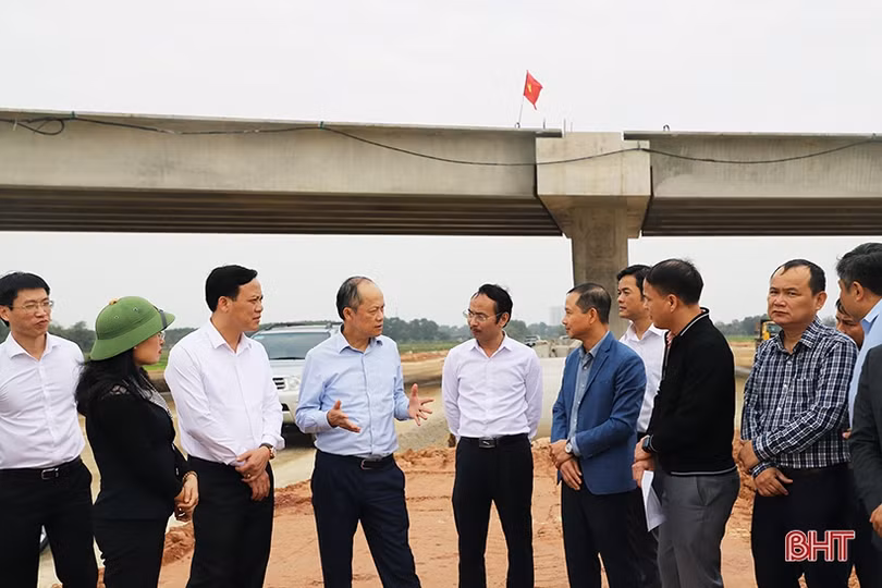 Các đồng chí lãnh đạo UBND tỉnh động viên sản xuất đầu năm