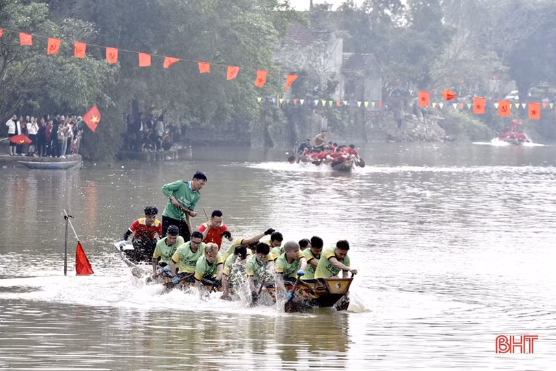 Tưng bừng lễ hội đua thuyền trên sông Minh