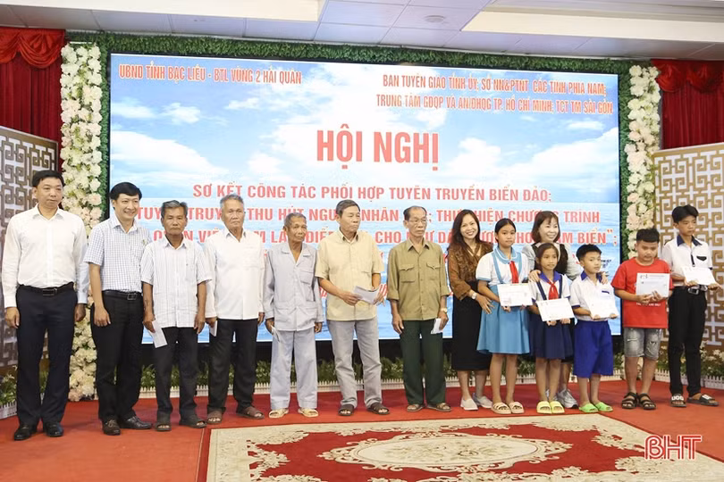 Hơn 1.200 đại biểu thăm quân, dân trên các đảo thuộc Quần đảo Trường Sa, Nhà giàn DK1