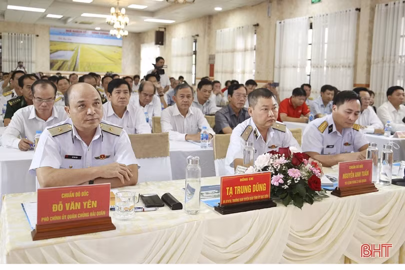 Hơn 1.200 đại biểu thăm quân, dân trên các đảo thuộc Quần đảo Trường Sa, Nhà giàn DK1