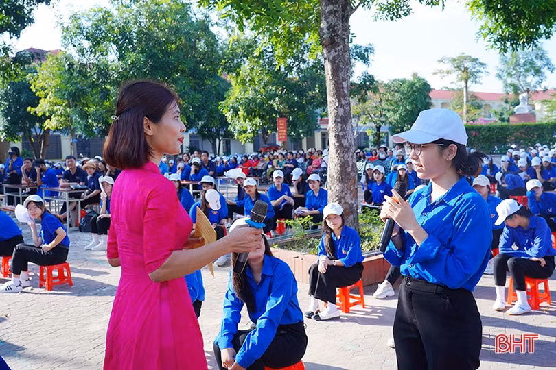 Sân khấu hóa tuyên truyền phòng chống di cư an toàn và mua bán người