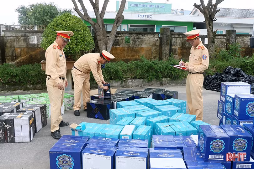 Bắt xe tải chở 1.630 chai “rượu ngoại” không rõ nguồn gốc qua Hà Tĩnh