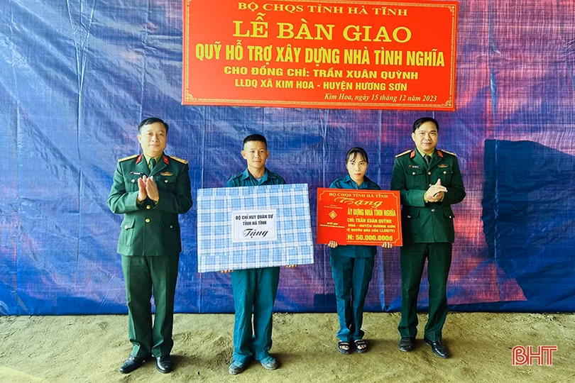 Bàn giao nhà tình nghĩa cho chiến sỹ dân quân có hoàn cảnh khó khăn