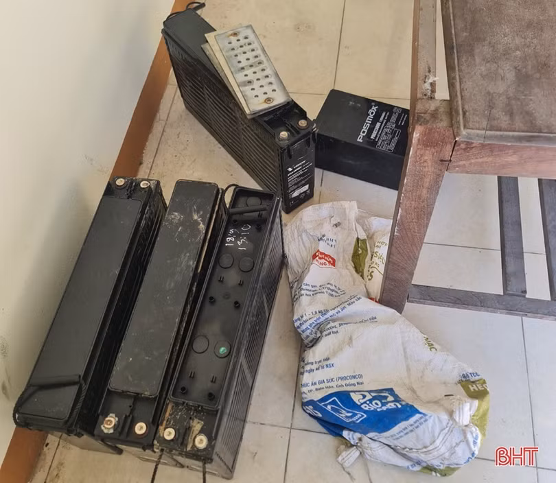 Anh em trai rủ nhau trộm ắc quy ở trạm viễn thông mang bán đồng nát