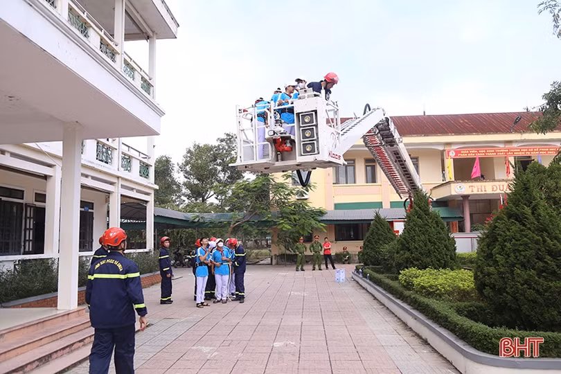 Trang bị kỹ năng chữa cháy, thoát hiểm cho học sinh, giáo viên