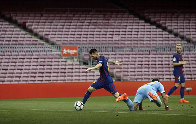 messi lap cu dup barca gianh chien thang tren san nha sach bong khan gia