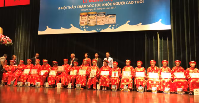 vinamilk dong hanh to chuc le mung tho cho gan 1 000 nguoi cao tuoi