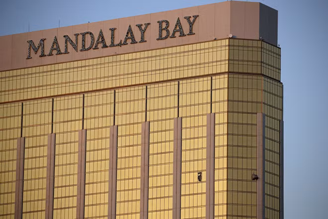 Căn phòng có cửa kính bị đập vỡ ở sòng bạc, khu nghỉ dưỡng Mandalay Bay. Ảnh: AP. can phong sat thu las vegas thuc hien vu tham sat 59 nguoi