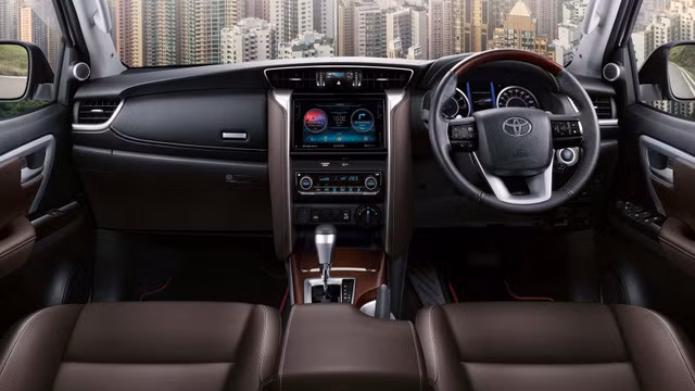 toyota fortuner 2017 may dau co them 2 ban trang bi moi gia tu 995 trieu