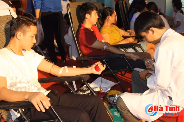 can bo vien chuc dvtn thanh pho ha tinh hien 150 don vi mau