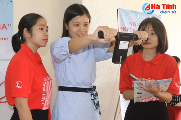 hang tram khach hang tham gia ngay hoi song khoe cung aia