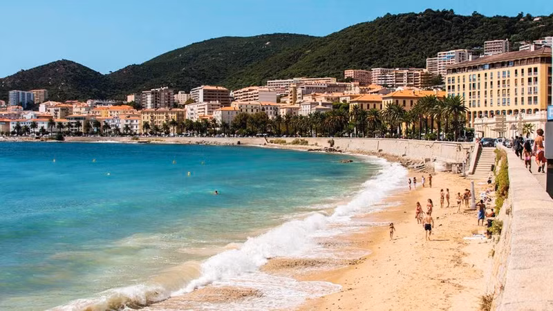 Ajaccio ở Corsica, Pháp (tăng 177%): Thành phố này là quê hương của Hoàng đế Napoleon nổi tiếng. Du khách đến đây có thể đi dạo dọc bờ biển, tham quan nhà thờ cổ kính ở trung tâm. Ảnh: wherewillyougo. 10 diem den dang hut khach du lich tren the gioi
