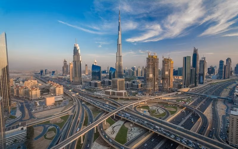 Dubai, Các tiểu vương quốc Arab thống nhất (tăng 60%): Thành phố này nổi tiếng khắp nơi với độ giàu sang, xa xỉ, hào nhoáng. Du khách phải dành thời gian đến thăm tháp Burj Khalifa, đảo nhân tạo hình cây cọ. Trung tâm thương mại Dubai không chỉ là nơi mua sắm, mà còn có dịch vụ trượt băng, xem phim. Ảnh: Telegraph. 10 diem den dang hut khach du lich tren the gioi