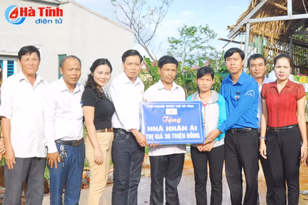 hoi doanh nhan tre ha tinh ho tro gia dinh kho khan xay nha nhan ai