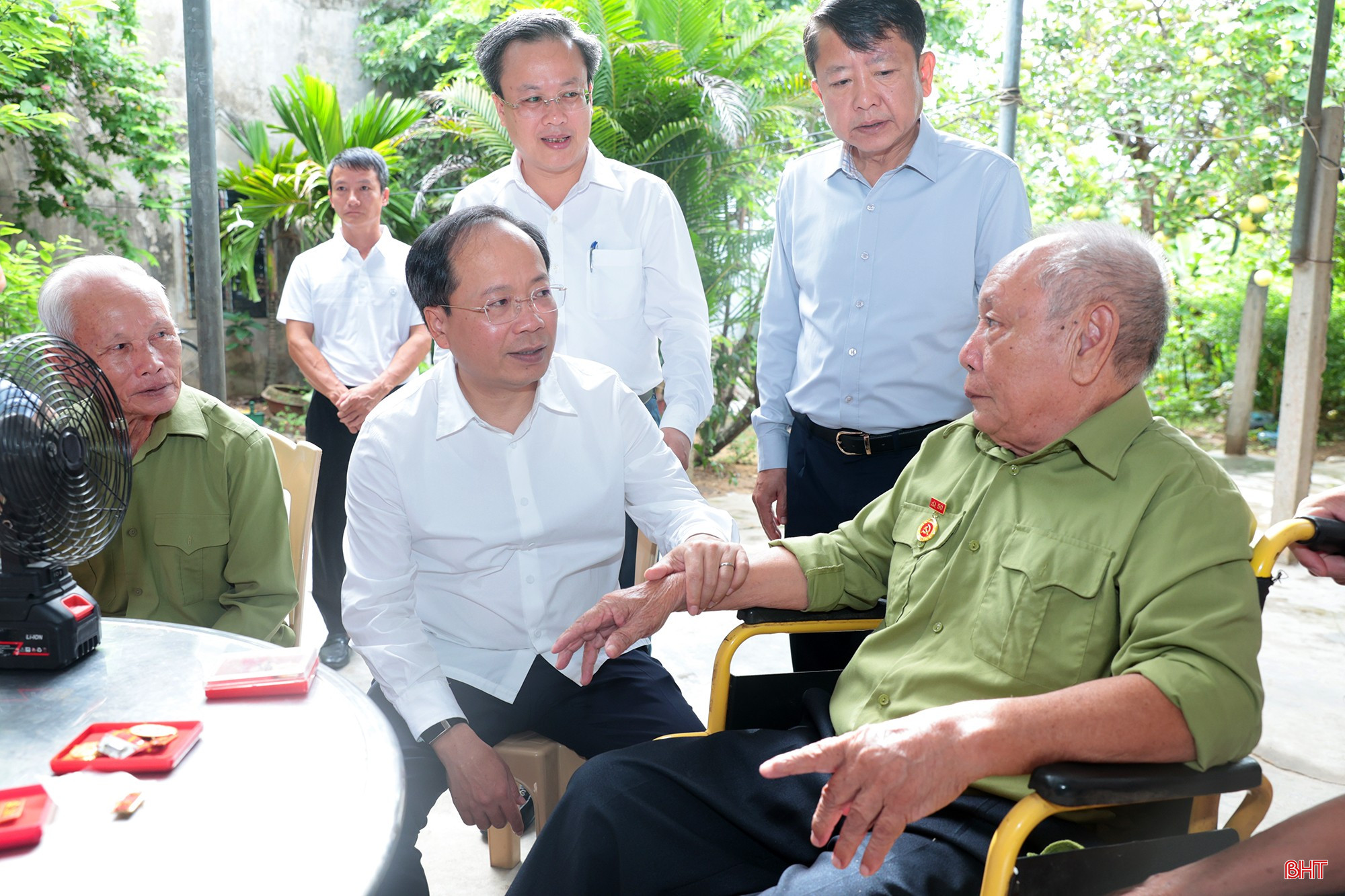Đồng chí Nguyễn Duy Lâm – Ủy viên Trung ương Đảng, Bí thư Tỉnh ủy, Trưởng đoàn ĐBQH tỉnh thăm hỏi, tặng quà các gia đình có công với cách mạng tại các xã: Mai Phụ, Việt Xuyên, Thạch Hà.