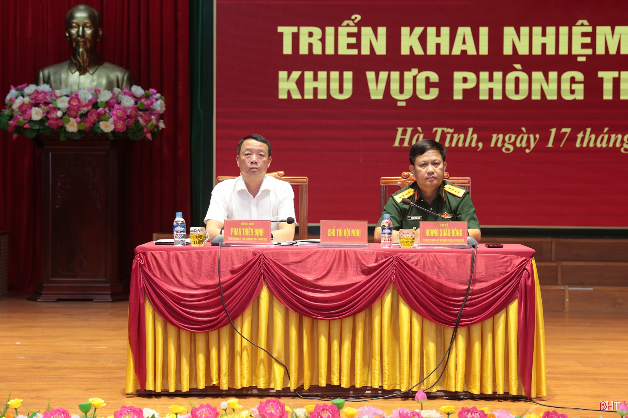 Các đồng chí chủ trì hội nghị.