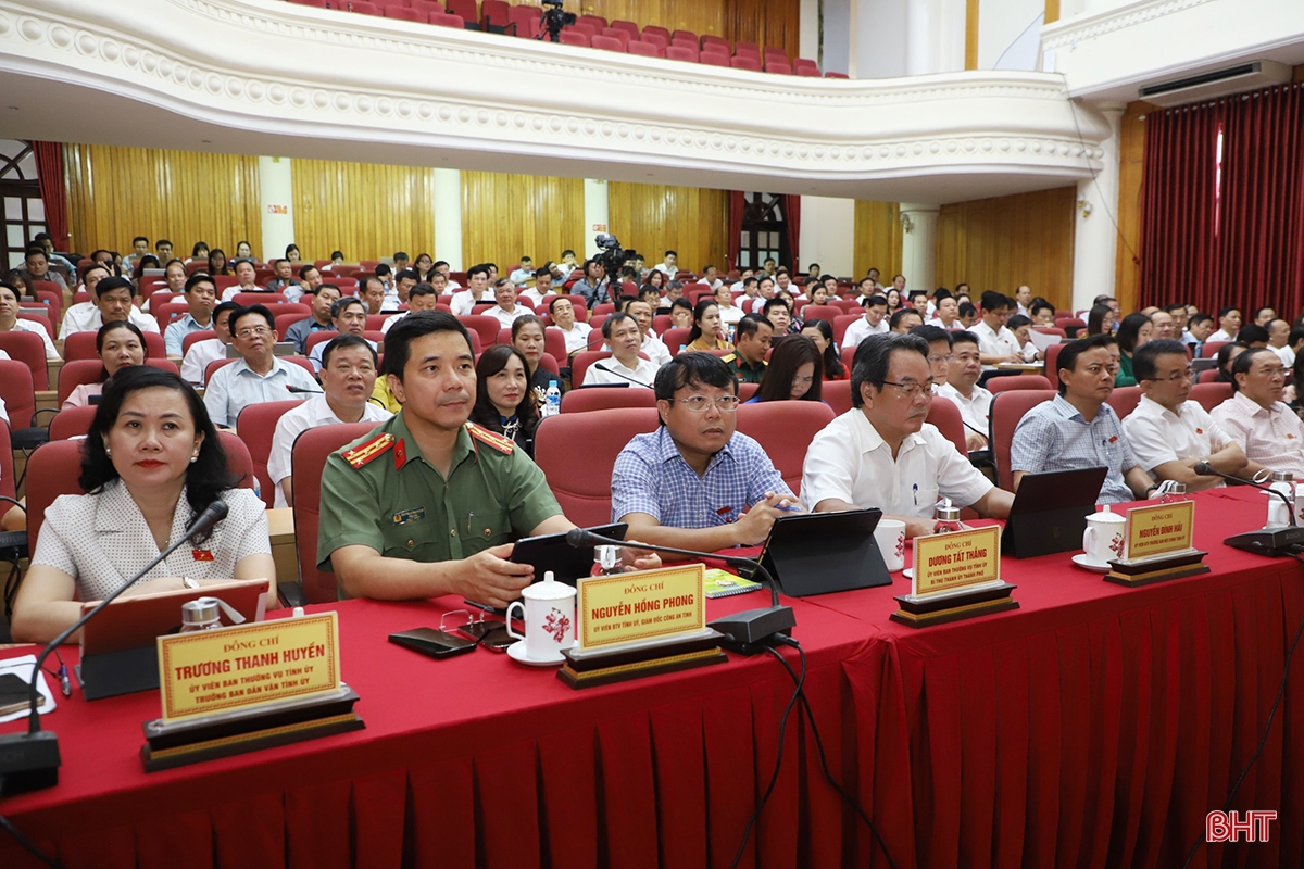 Đại biểu HĐND tỉnh chất vấn tư lệnh các ngành nội vụ, y tế, tài nguyên và môi trường