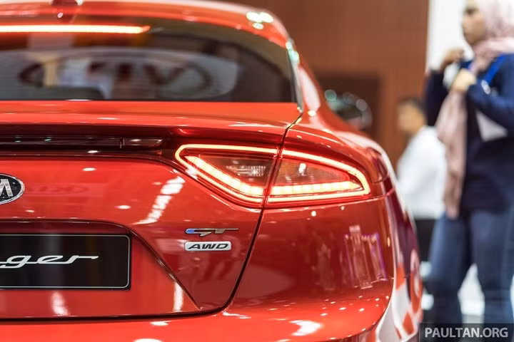 Kia Stinger GT có giá từ hơn 751 triệu đồng được trang bị những gì?