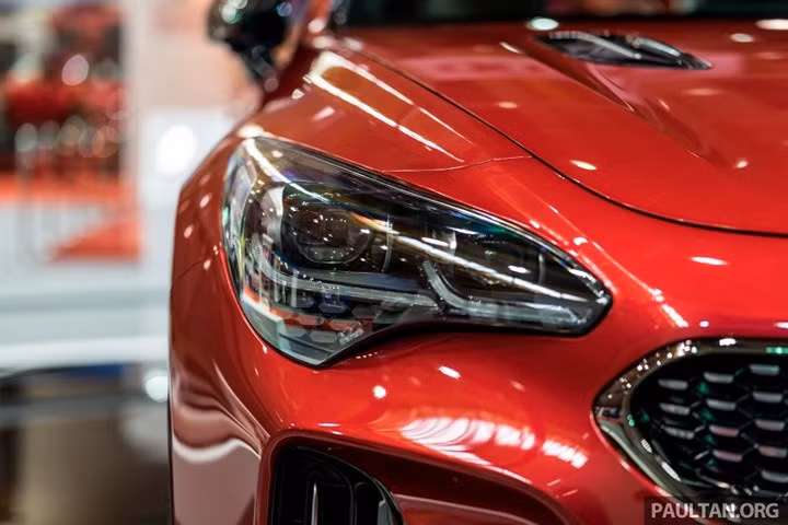 Kia Stinger GT có giá từ hơn 751 triệu đồng được trang bị những gì?