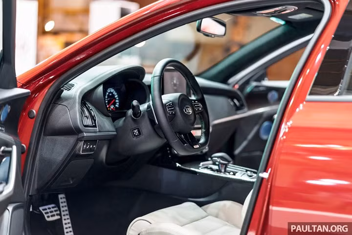 Kia Stinger GT có giá từ hơn 751 triệu đồng được trang bị những gì?