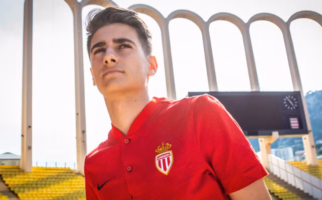 Chuyển nhượng 3/7: Chelsea tính mua Schmeichel thay Courtois
