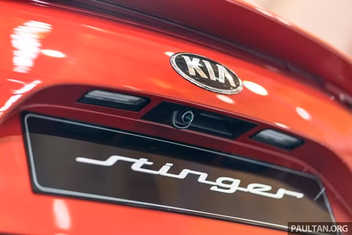 Kia Stinger GT có giá từ hơn 751 triệu đồng được trang bị những gì?