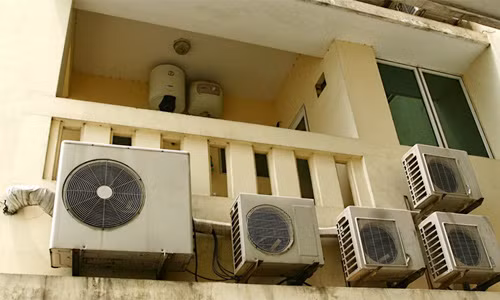 Điều hòa để ngoài trời không có mái che vừa mất mỹ quan vừa giảm độ bền của máy. Các sai lầm khi dùng điều hòa khiến bạn tốn thêm tiền vô ích