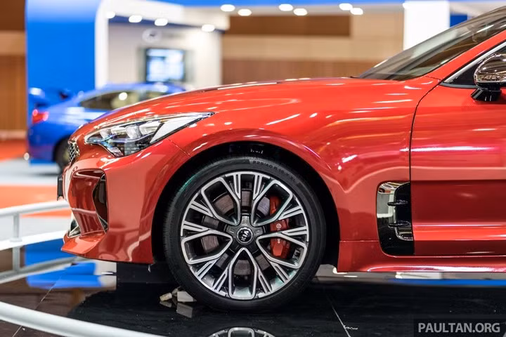 Kia Stinger GT có giá từ hơn 751 triệu đồng được trang bị những gì?